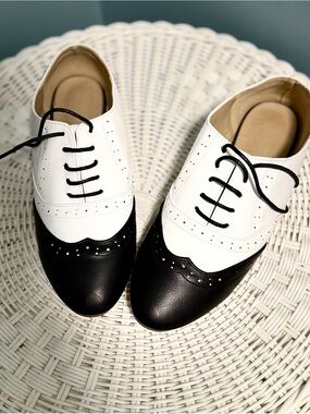 Ollio Two-Tone Black and White Women's Brogue Oxfords